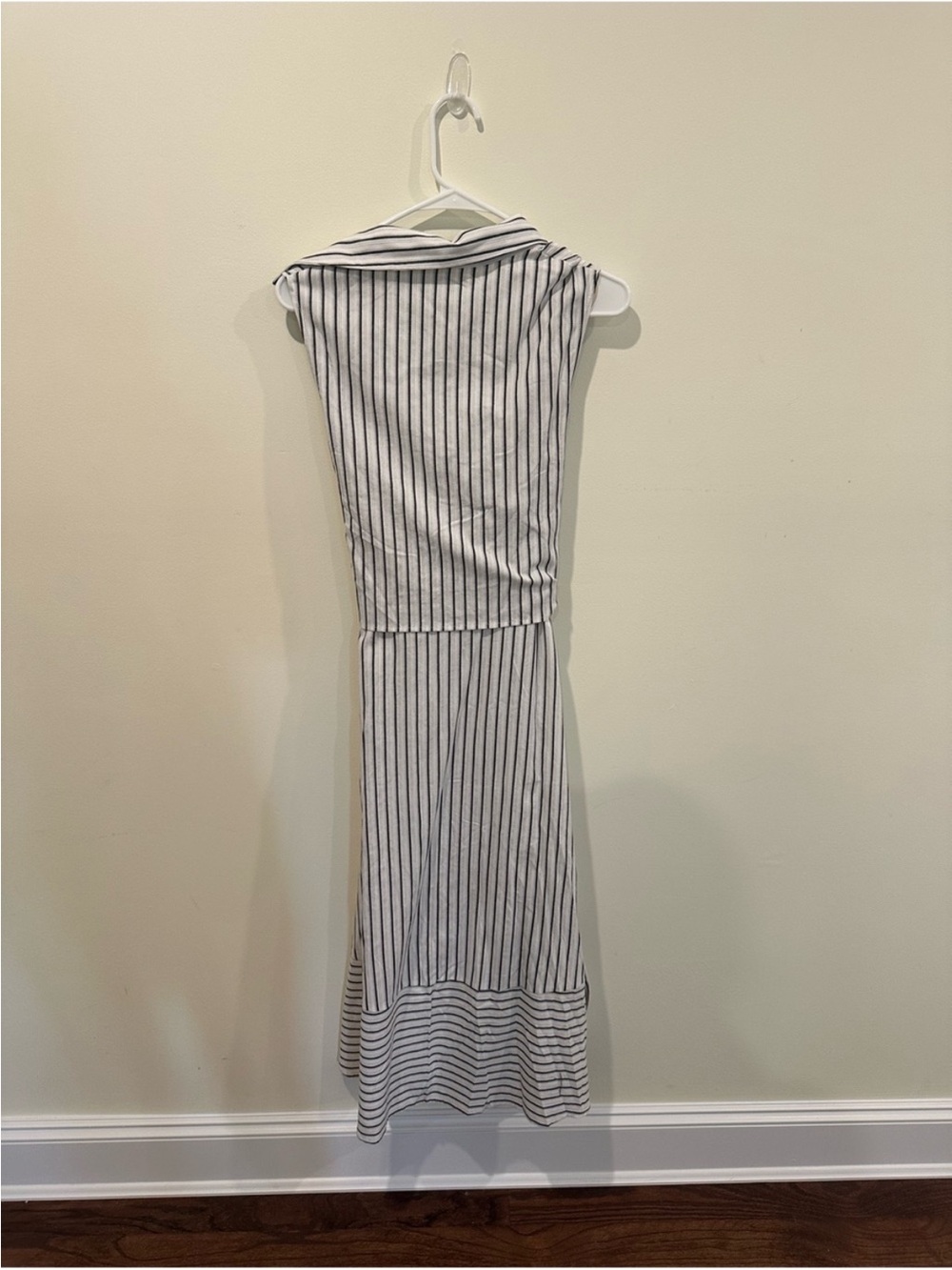 NWT Commense Sleeveless Striped Midi Dress in White and Black - Picture 5 of 6